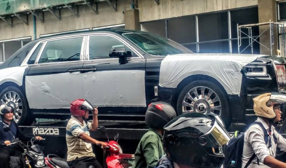 Bức ảnh Rolls-Royce Phantom thế hệ thứ 8 trên xe chuyên dụng với "đoàn" xe máy vây quanh ngỡ Việt Nam