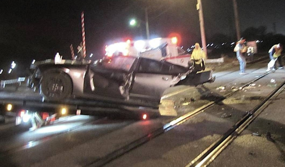 "Thử độ cứng" với tàu hỏa, xe cơ bắp Dodge Charger bị vỡ ra làm đôi