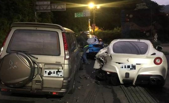 Đâm phải 4 chiếc Ferrari, nam thanh niên 20 tuổi đang được cư dân mạng góp tiền do có lòng hiếu thảo