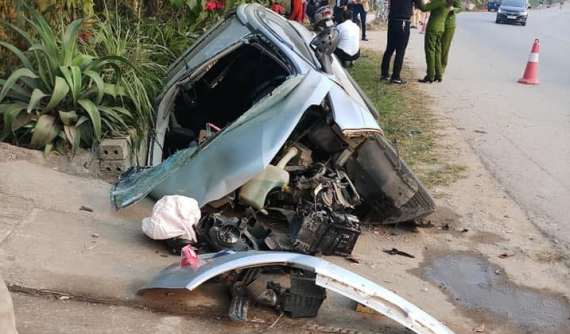 Tuyên Quang: Sập cống bên đường, Ford EcoSport biến dạng đến mức khó nhận ra