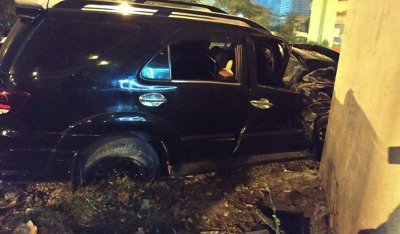 Hà Nội: Toyota Fortuner đâm vào trụ cầu đường sắt trên cao, một người nhập viện cấp cứu