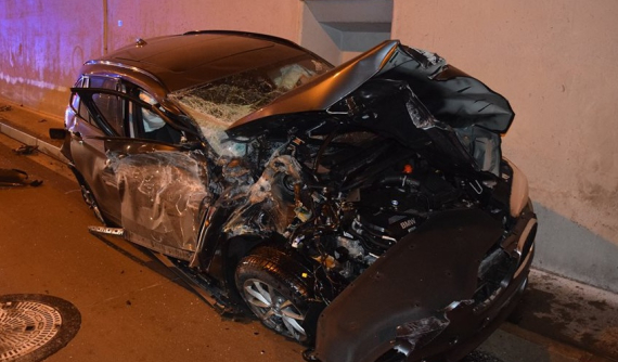 Vụ tai nạn hi hữu này cho thấy SUV hạng sang BMW "đáng đồng tiền bát gạo"