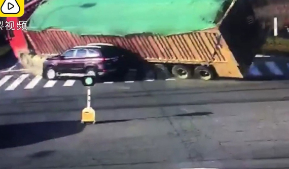 Xe đầu kéo chở 100 tấn cát sỏi đổ trúng một chiếc SUV khiến 2 mẹ con tử vong tại chỗ