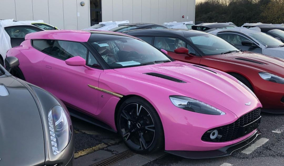 Chủ nhân của chiếc Aston Martin Vanquish Zagato Shooting Brake bị cư dân mạng "ném đá" vì sơn xe màu hồng