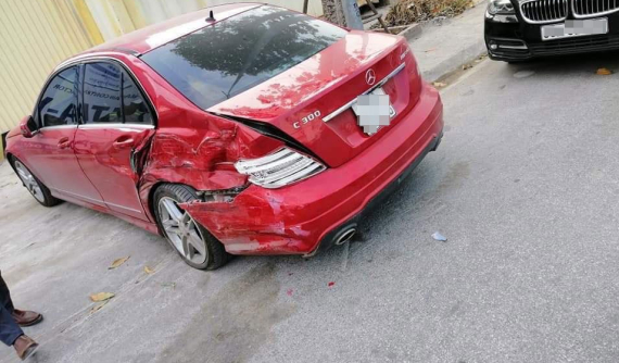 Hà Nội: Xe cứu hỏa đâm liên hoàn 4 ô tô, có cả Mercedes-Benz và BMW