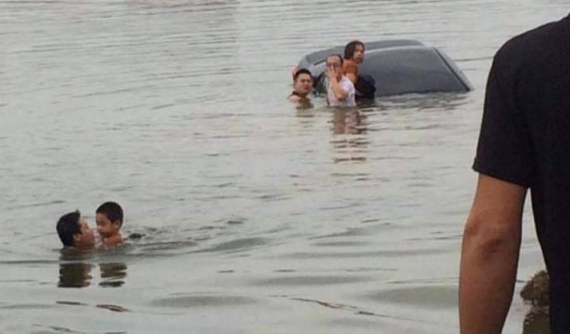 Bắc Giang: Giày cao gót của nữ tài xế mắc vào chân ga khiến ô tô lao xuống hồ