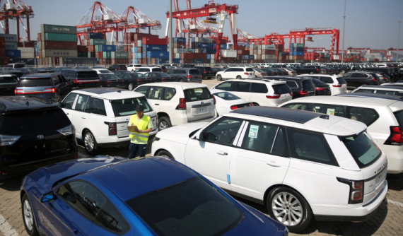 Đón mùa mua sắm cuối năm, ô tô nhập khẩu ồ ạt cập cảng Việt Nam