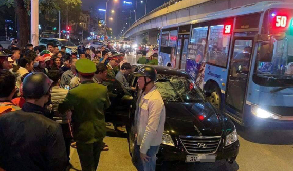 Hà Nội: "Xe điên" đâm 2 bà bầu nhập viện rồi bỏ chạy, tông tiếp taxi