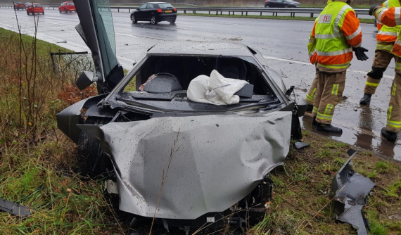 Lamborghini Aventador vỡ nát đầu xe trong tai nạn ngay trước ngày Giáng sinh