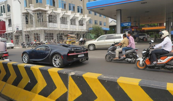 Siêu phẩm Bugatti Chiron đầu tiên tại Campuchia di chuyển trên đường phố giữa vòng vây của xe máy