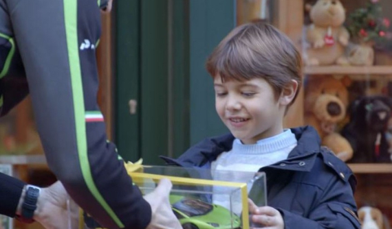 Lamborghini bất ngờ tặng "fan nhí" một chuyến đi trên siêu xe Aventador SVJ