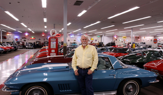 Đại gia mua cả đại siêu thị WalMart để làm nhà kho chứa bộ sưu tập xe khủng