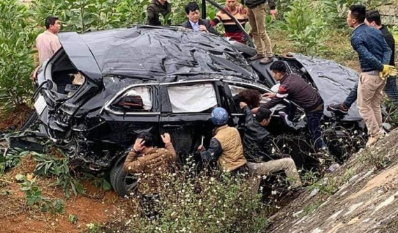 Bắc Kạn: Toyota Highlander tự lao xuống vườn cây bên dưới cao tốc, túi khí bung kín nội thất