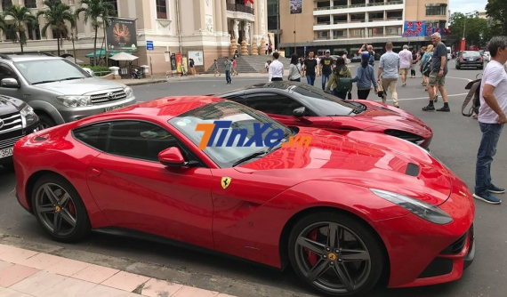 "Ngựa chiến" Ferrari F12 Berlinetta của doanh nhân Hà Nội vào Nam đón Tết Dương lịch