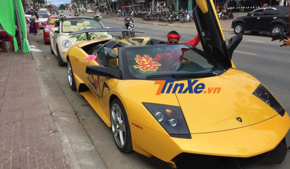 Lamborghini Murcielago LP640 mui trần độ độc nhất Việt Nam rước dâu tại Gia Lai