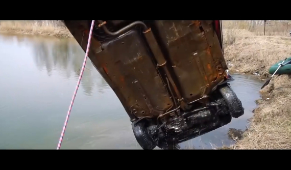 Không thể ngờ xe Lada bị ngâm dưới hồ nước lạnh 6 tháng... mà vẫn khởi động được