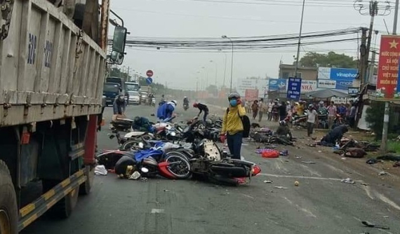 Vừa xong: Tai nạn kinh hoàng ở Long An, hàng loạt xe dừng đèn đỏ bị container "ủi nát"