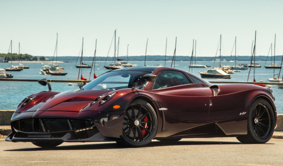 Cặp đôi Pagani Huayra đang được rao bán sở hữu gói trang bị mà "thần gió" của Nhật Minh rất "thèm khát"