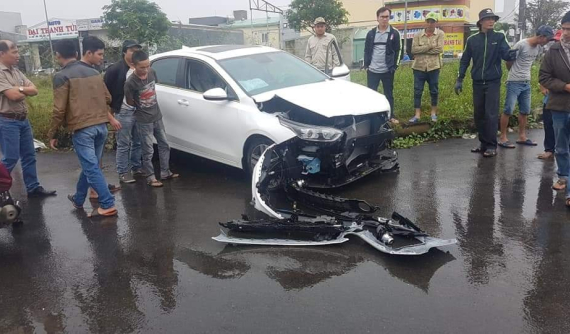 Kia Cerato 2019 chưa có biển số va chạm với Honda CR-V, vỡ nát đầu xe