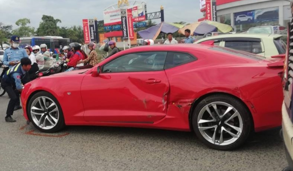 Tông móp hông xe Chevrolet Camaro, tài xế xe container "điếng người" khi nghĩ đến món tiền đền bù