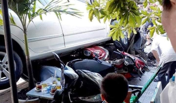 Sài Gòn: Nữ tài xế lùi ô tô như bay từ nhà ra đường, cuốn 4 xe máy vào gầm