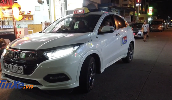 Honda HR-V với giá ra biển gần 1 tỷ đồng lại được dùng làm xe taxi