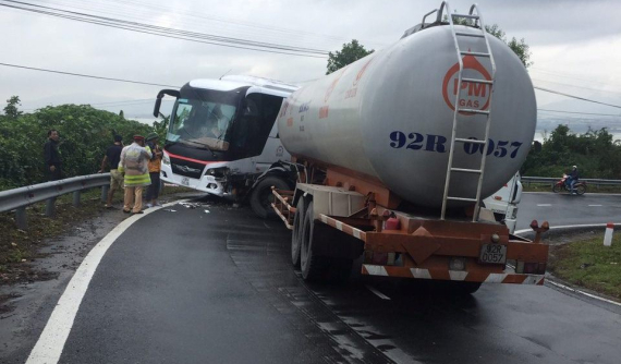 Đèo Hải Vân: Xe khách va chạm với xe bồn trong cua chỉ 2 ngày sau tai nạn xe khách lao xuống vực