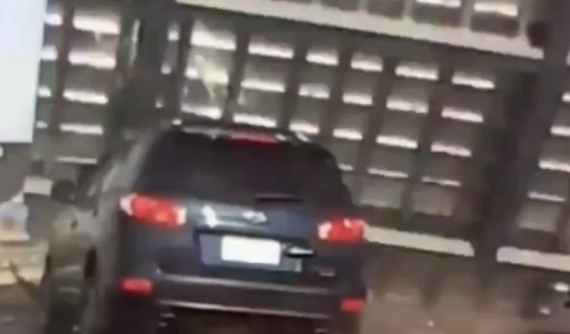 Biển báo trên cao tốc rơi trúng nóc ô tô, một nữ tài xế bị thương