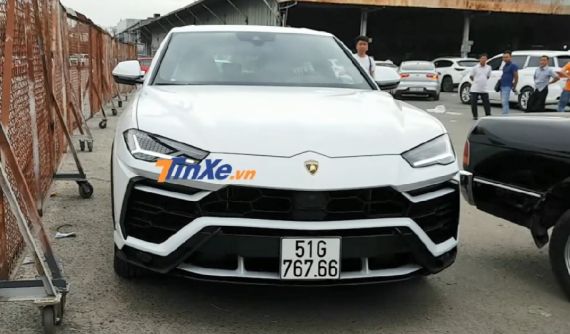 Xem siêu SUV Lamborghini Urus của Minh "Nhựa" chật vật tiến vào trạm đăng kiểm để đăng ký biển số