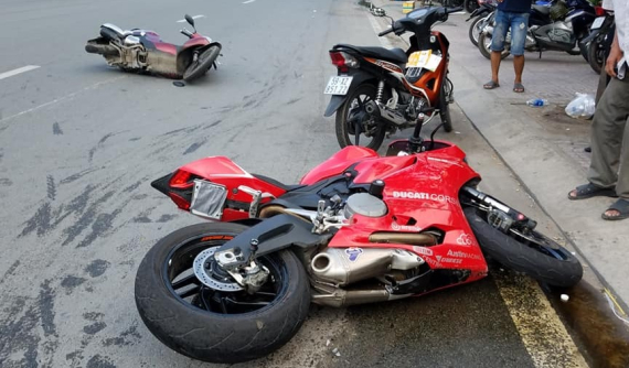 Sài Gòn: Bị "rớt nài", Ducati 899 Panigale lao thẳng vào Honda SH Mode