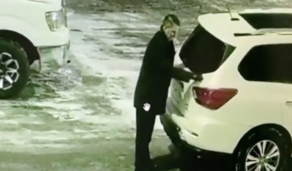 Tổng giám đốc đại lý Nissan bị bắt gặp lén lút phá hoại xe của đại lý Nissan khác