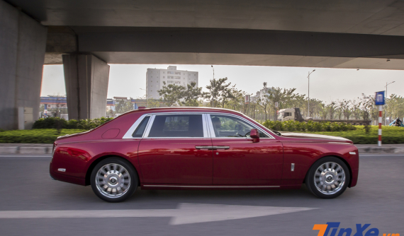 Video xem lại những km lăn bánh đầu tiên của Rolls-Royce Phantom thế hệ VIII tại Việt Nam
