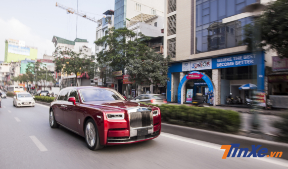 Rolls-Royce Phantom thế hệ VIII bất ngờ lăn bánh trên đường phố Việt Nam