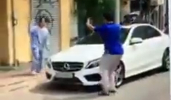 Bị thách thức, cụ bà đùng búa đập hỏng xe Mercedes, gây thiệt hại 250 triệu đồng