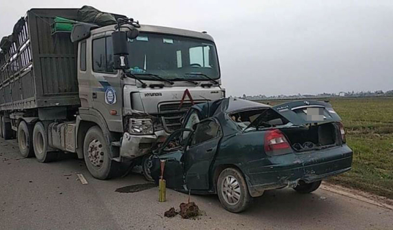 Nam Định: Daewoo Nubira II đối đầu xe đầu kéo, một cán bộ biên phòng tử vong tại chỗ
