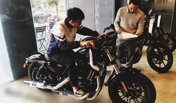 Học giỏi, nam sinh được bố tặng xe phân khối lớn Harley-Davidson nửa tỷ đồng