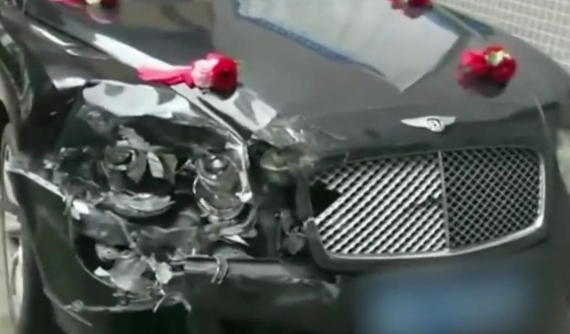 Tránh người phụ nữ đi bộ, 3 chiếc xe siêu sang Bentley đâm nhau liên hoàn