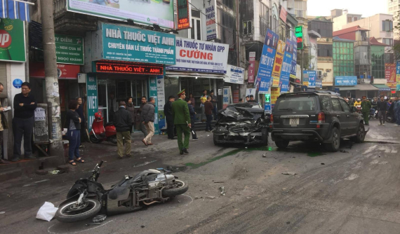 Hà Nội: Ford Escape tông hàng loạt xe máy và đâm nát đầu Mercedes-Benz khiến 1 người tử vong