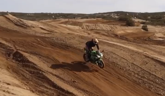 Mang Kawasaki Ninja 300 vào track offroad, biker trẻ khiến nhiều người ngả mũ thán phục