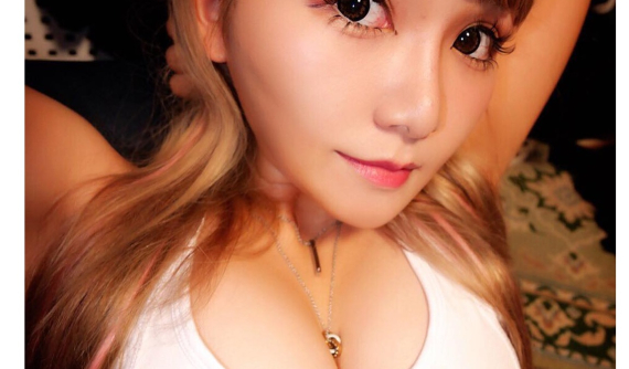 Rino Sasaki - Cô gái 21 tuổi được coi là "thánh nữ lái xe tải đẹp nhất Nhật Bản"