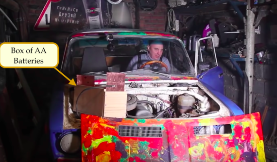 Bái phục người Nga thay thế ắc quy xe với hộp pin AA và khởi động xe thành công