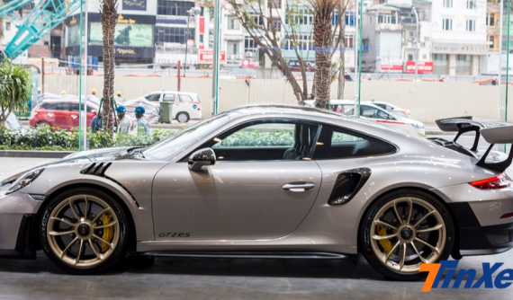 Video đánh giá nhanh Porsche 911 GT2 RS với gói độ "giảm cân" Weissach RS