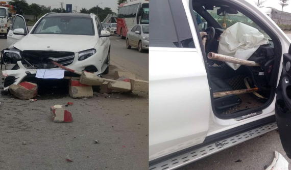 Hà Nội: Mercedes-Benz GLC "hạ gục" dải phân cách, bị 2 thanh sắt xuyên vào nội thất