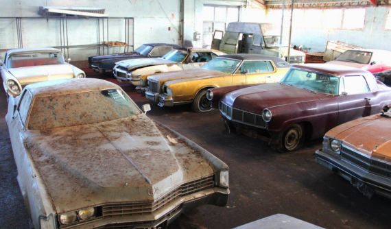 Bất ngờ tìm thấy hơn 80 chiếc xe cổ huyền thoại trong một nông trại