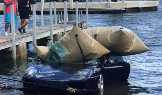 Người đàn ông lái siêu xe Ferrari 360 Modena xuống hồ cho rằng vì được Chúa Giê Su "mách nước"