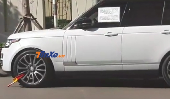 Đỗ xe qua đêm, SUV hạng sang Range Rover Autobiography hơn 7 tỷ đồng bị bảo vệ khoá bánh