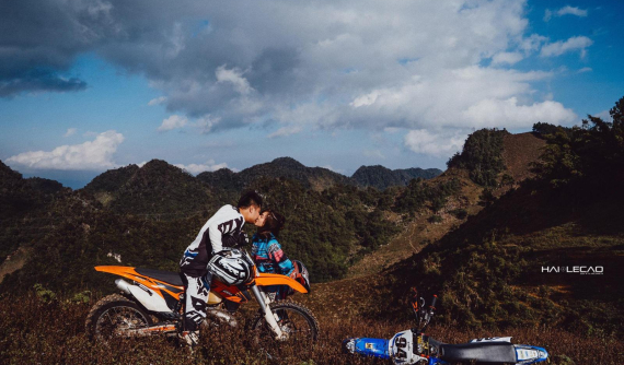 Ấn tượng với bộ ảnh cưới đầy thu hút của cặp đôi mê những chiếc xe cào cào