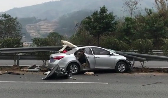 Toyota Corolla Altis đâm vào dải ta-luy và bị bạt cả nóc, vợ nằm gào khóc nhờ người cứu chồng