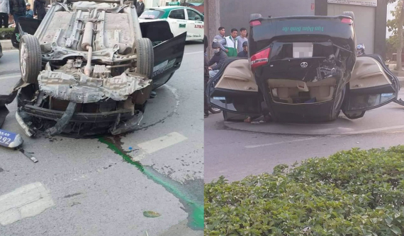 Hải Phòng: Taxi đâm vào vỉa hè rồi lật ngửa khiến 2 người mắc kẹt bên trong