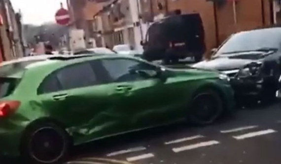 Không giữ được bình tĩnh khi lái xe, 2 người đàn ông bị cảnh sát tạm giữ sau khi gây tai nạn